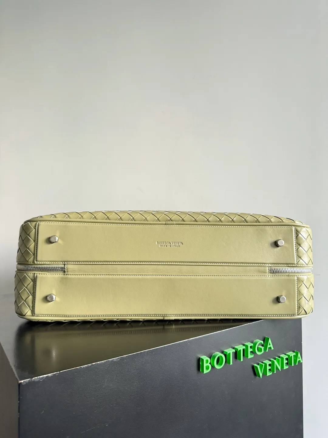 Batch 3960 Let's go on a trip✈️BOTTEGA VENETA travel bag is no heavier than a suitcase. The capacity and lightness of this travel bag are really suitable for short trips. The soft cow leather reduces the burden on the hands and the capacity is very nice. Style number: 765620 Size: 50*41*15cm